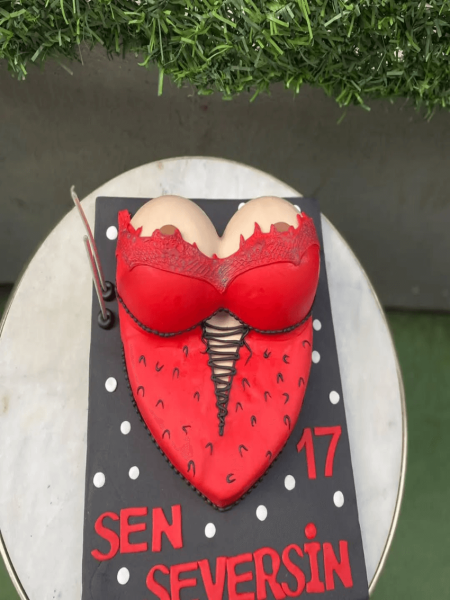 Yetişkin Kutlama Pastası