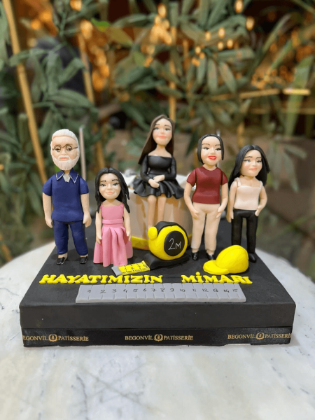 Aile Karakterleri Bulunan Doğum Günü Pastası