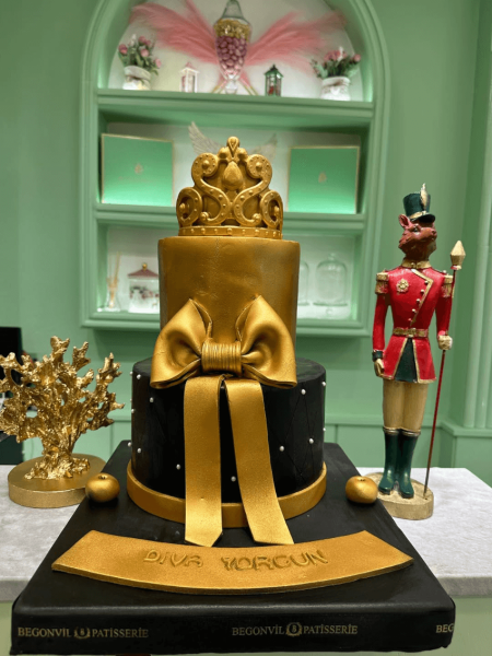 Gold ve Siyah Kurdeleli Kutlama Pastası