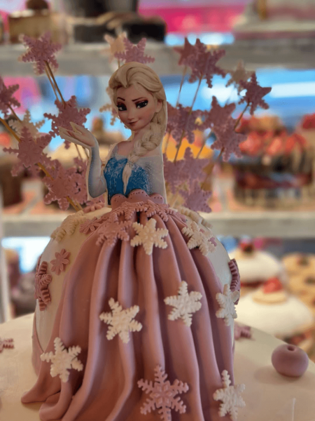 Barbie Şeklinde Doğum Günü Pastası