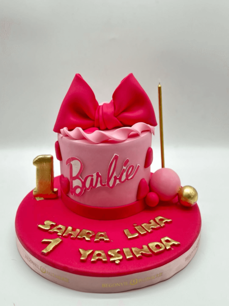Kırmızı Barbie Yazılı Doğum Günü Pastası