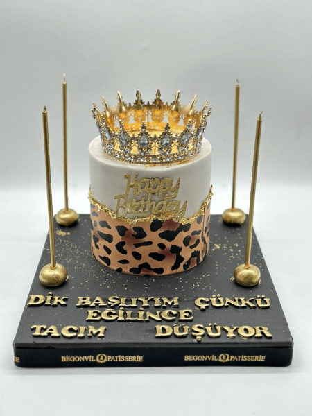 Taçlı ve Leopar Desenli Doğum Günü Pastası