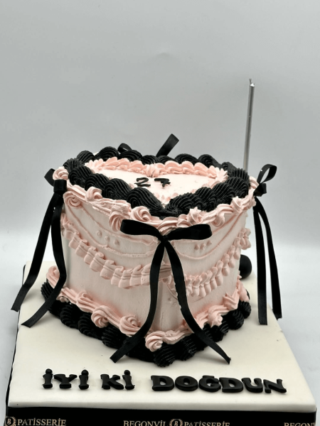 Siyah Şeritli Doğum Günü Pastası