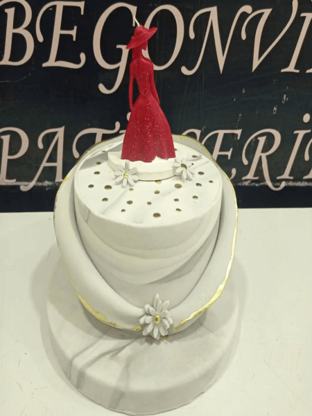 Kırmızı ve Beyaz Leydili Doğum Günü Pastası