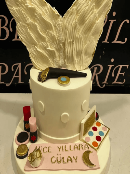Melek Kanatlı ve Makyaj Setli Doğum Günü Pastası