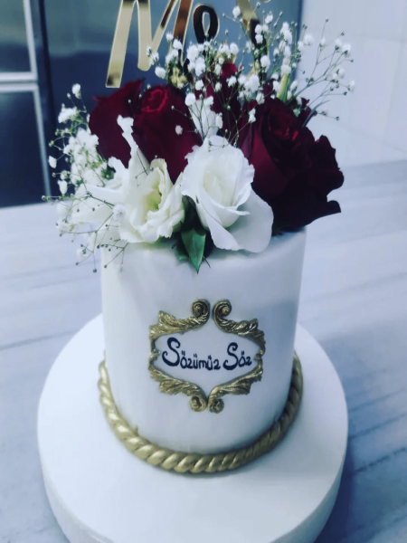 Gül Süslemeli Doğum Günü Pastası