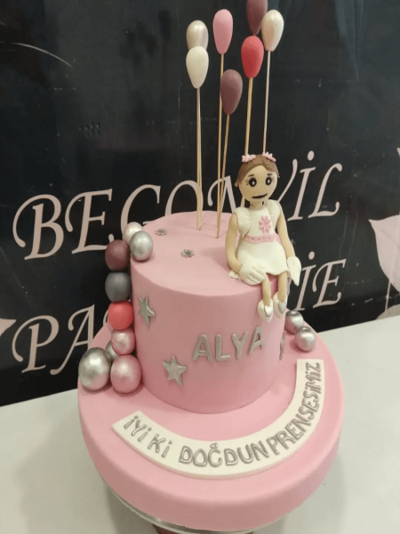 Kız Çocuk Figürlü Doğum Günü Pastası