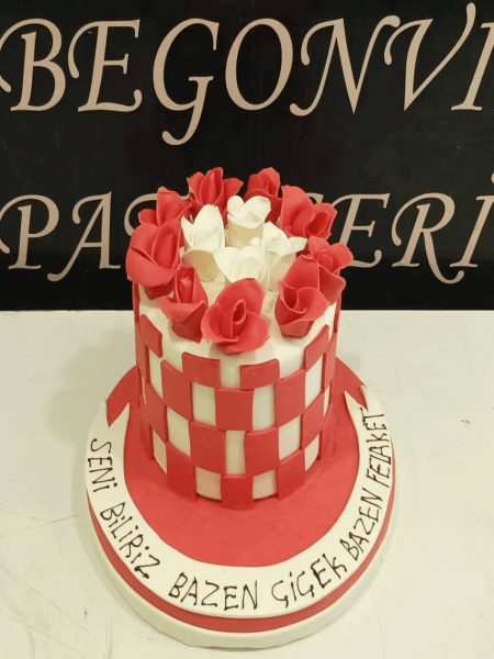 Kırmızı Güllü Kutlama Pastası