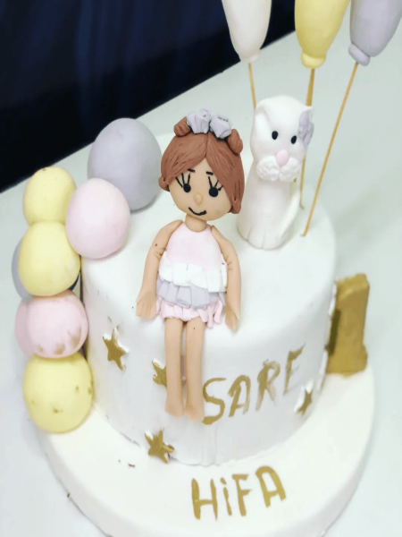 Kadın Figürlü Kutlama Pastası