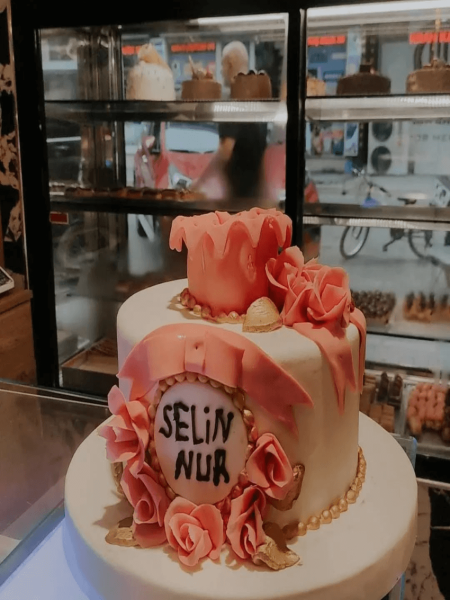 Mum ve Güllü Doğum Günü Pastası