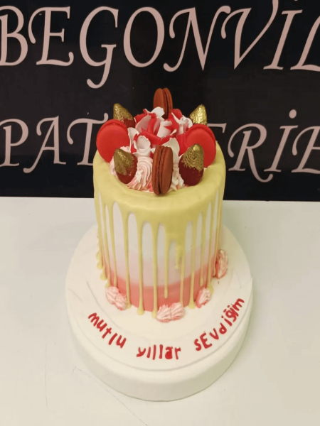 Sade Mutlu Yıllar Pastası