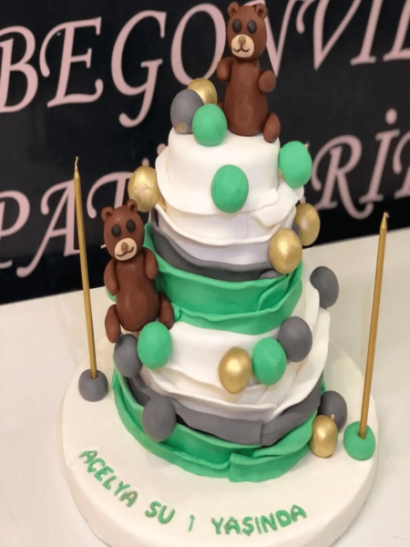 Ayıcık ve Süslemeli Kutlama Pastası