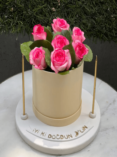 Güllü Sade Kutlama Pastası