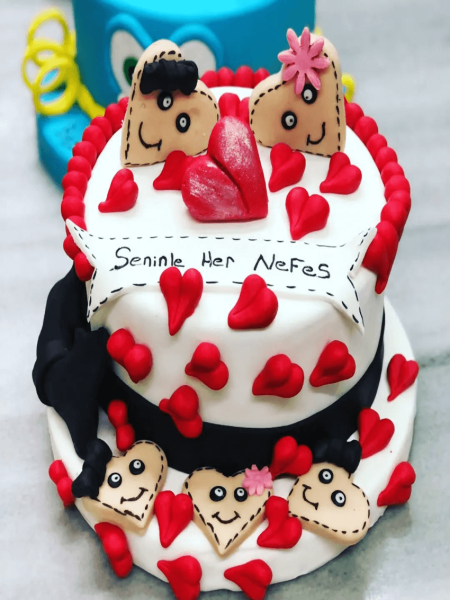 Romantik Kalpli ve Yazılı Kutlama Pastası