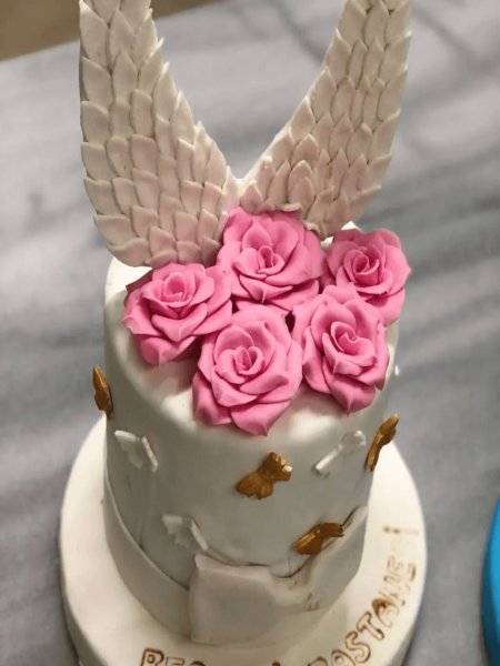 Kalpli ve Kanatlı Kutlama Pastası