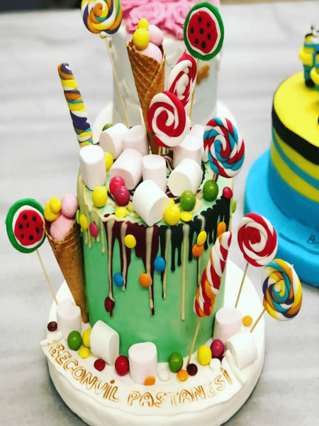 Dondurma ve Süslemeli Kutlama Pastası