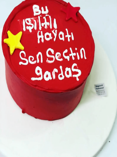 Kırmızı ve Yıldızlı Kutlama Pastası