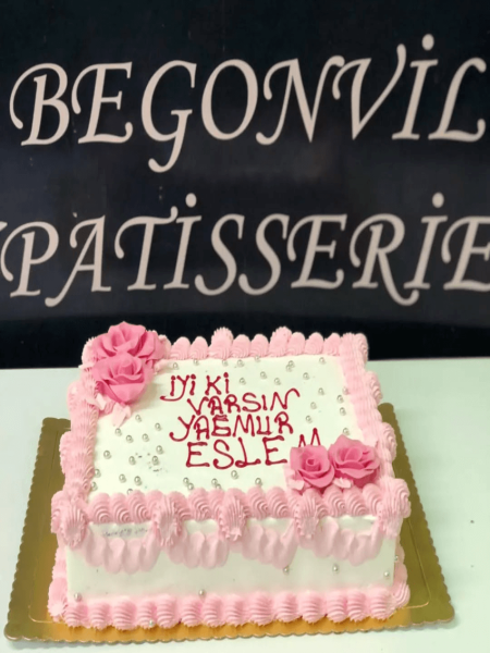 Gül ve Süslemeli Kutlama Pastası