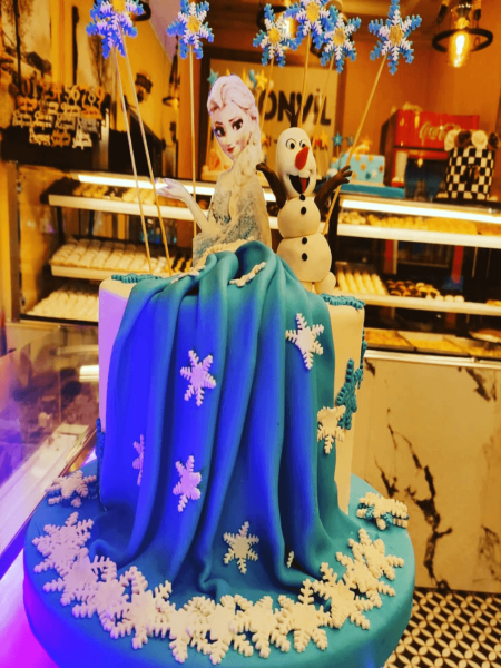 Karlar Kraliçesi Kutlama Pastası