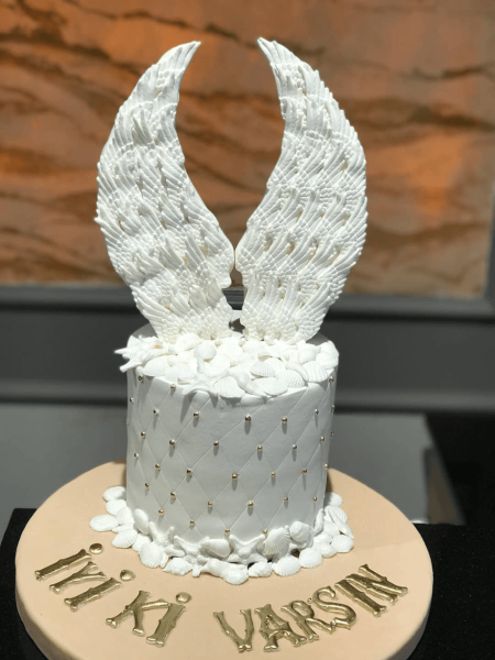 Beyaz Melek Kanatları Kutlama Pastası