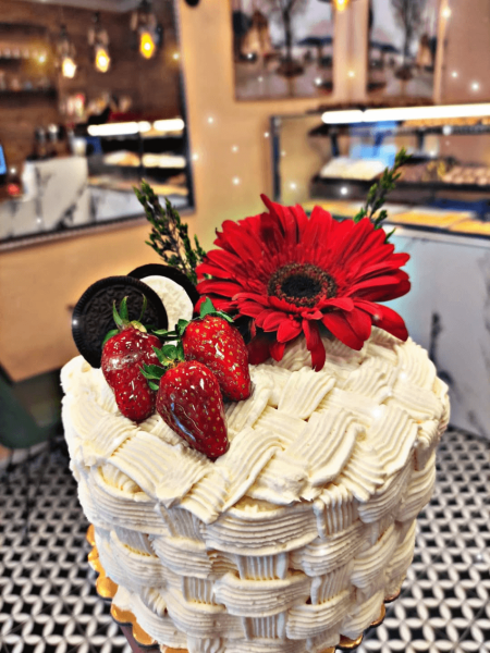 Gül Süslemeli Kutlama Pastası 2