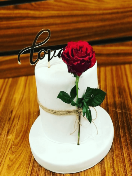 Tek Dal Gül Şeklinde Kutlama Pastası