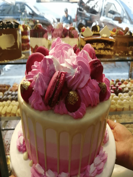 Meyve ve Süslemeli Kutlama Pastası