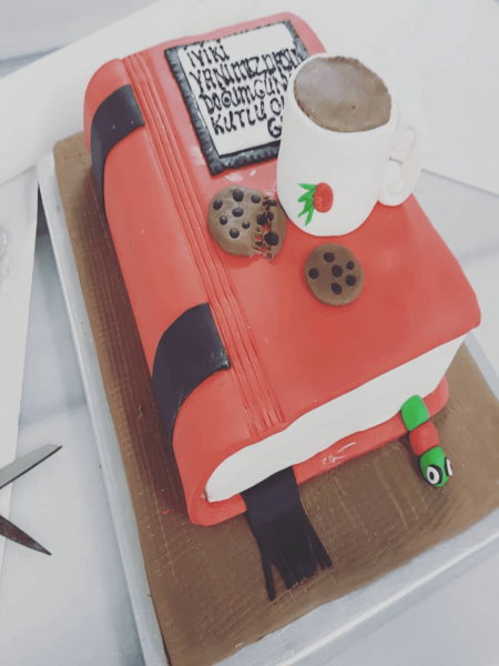 Kahve ve Kitap Kutlama Pastası