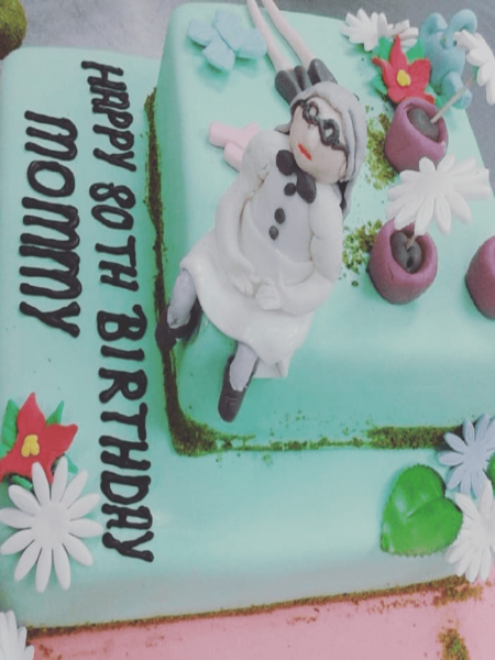 Yaşlı Kadın Figürlü Kutlama Pastası