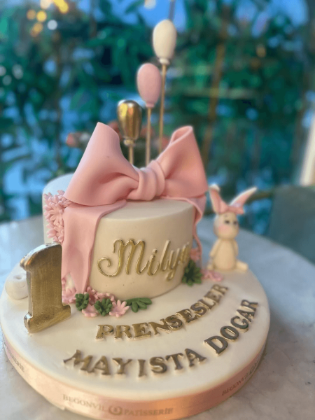 Kurdele Görünümlü Doğum Günü Pastası