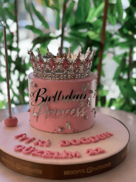 Kraliçe Taçlı Kutlama Pastası